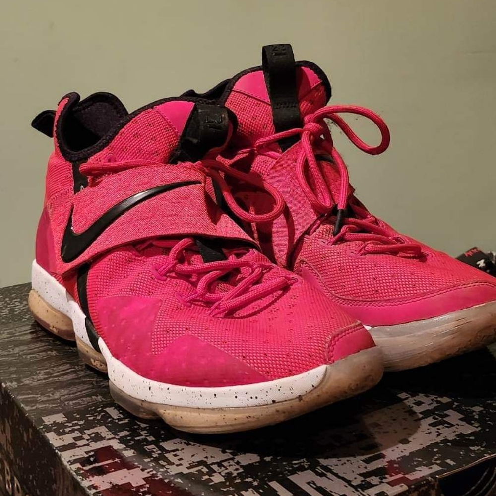 Mens Size 11 Nike/Lebron XlV Red/Black Basket Ball Shoes